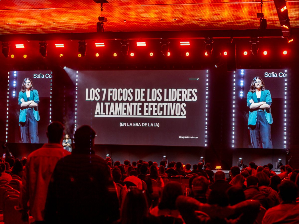 Sofía Contreras dando una conferencia ante un auditorio lleno