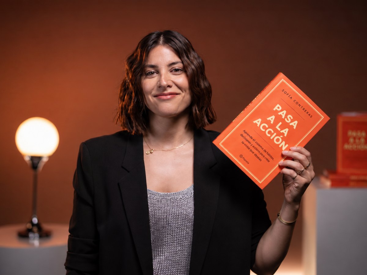 Sofía Contreras con su libro Pasa a la Acción, best seller de Editorial Planeta