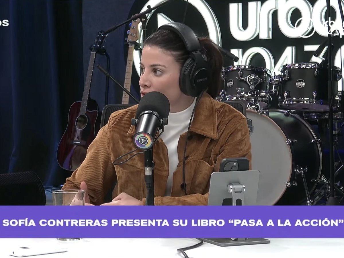 Sofía Contreras en vivo en Urbana Play presentando su libro Pasa a la Acción